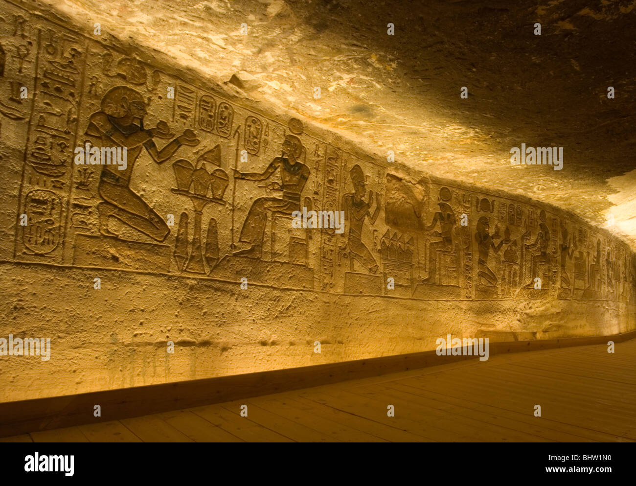 Parete con incisioni all'interno del grande tempio di Abu Simbel in Egitto. Foto Stock