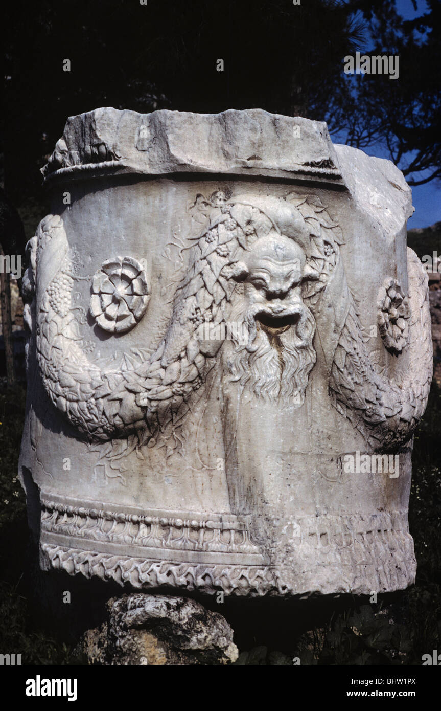 Altare circolare (2C BC) con maschera di satiro e ghirlande nel Teatro di Dioniso, Atene, Grecia 680215 020 Foto Stock