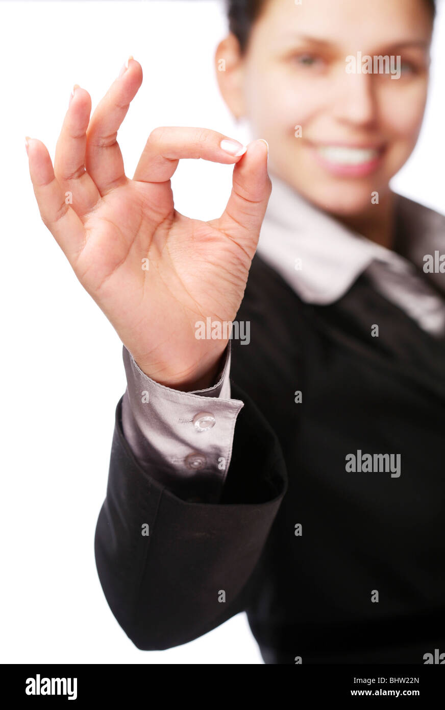 Business donna rende segno 'Ok' a mano. Isolato su un bianco Foto Stock