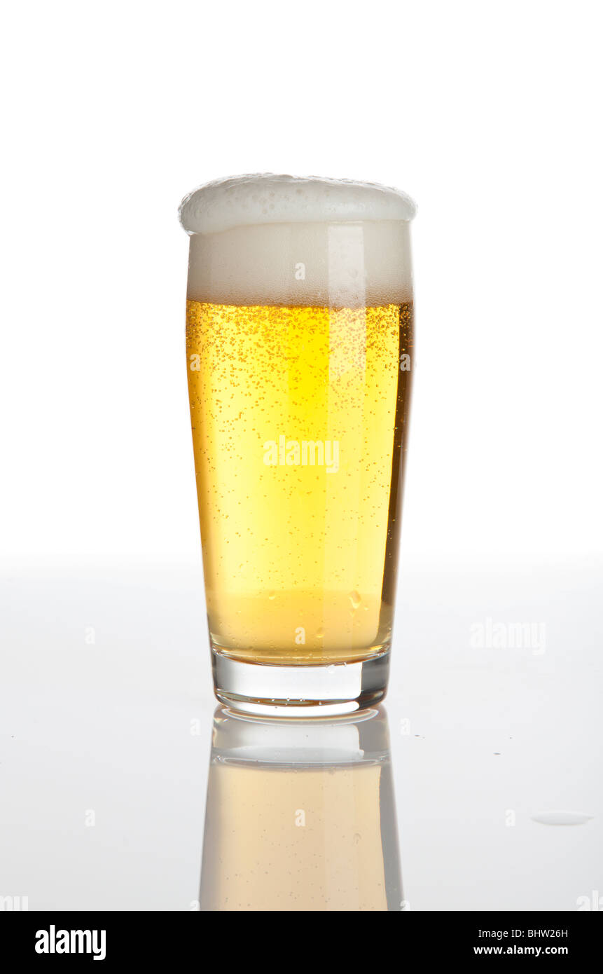 Mezza pinta di recente progetto di birra chiara con schiuma Foto Stock