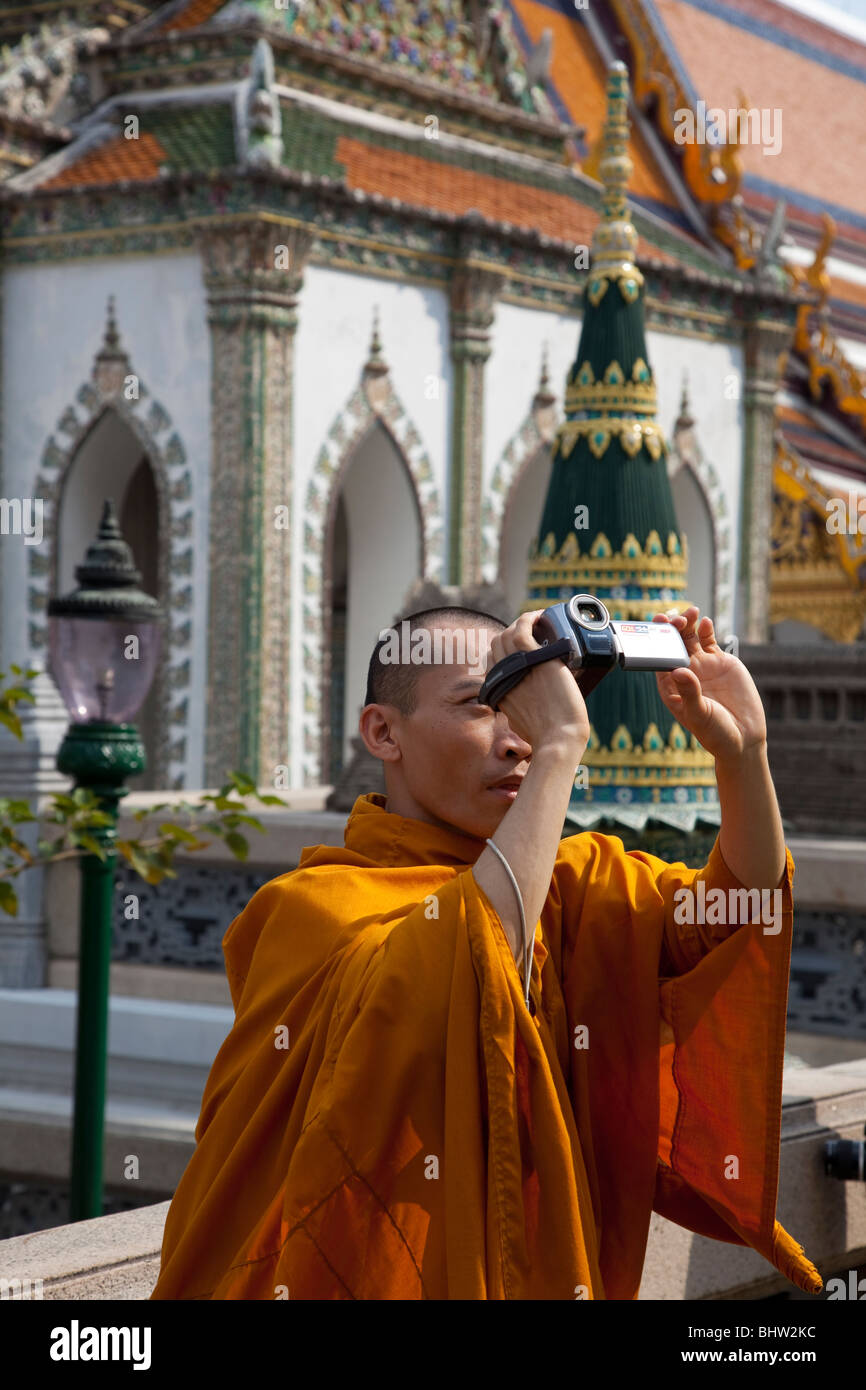 Monaco, indossando abiti dello zafferano, tenendo ancora nella Grand Palace di Bangkok Foto Stock