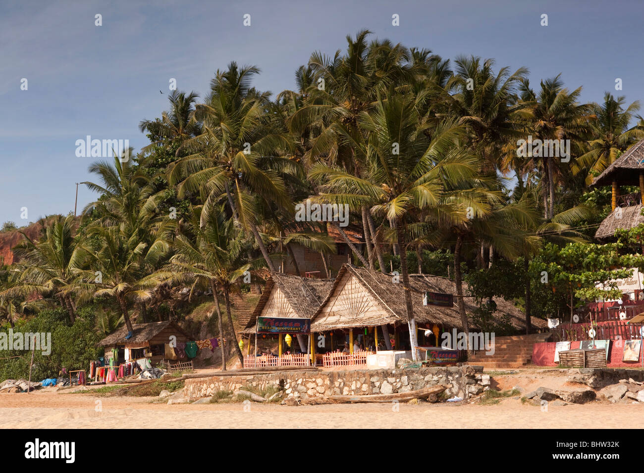 India Kerala, Varkala Beach, Theeram ristorante sul lungomare tra palme di cocco Foto Stock