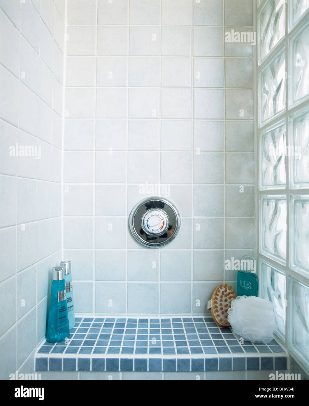 Close Up Di Mosaico Blu Ripiano Nei Moderni Box Doccia In Bagno In