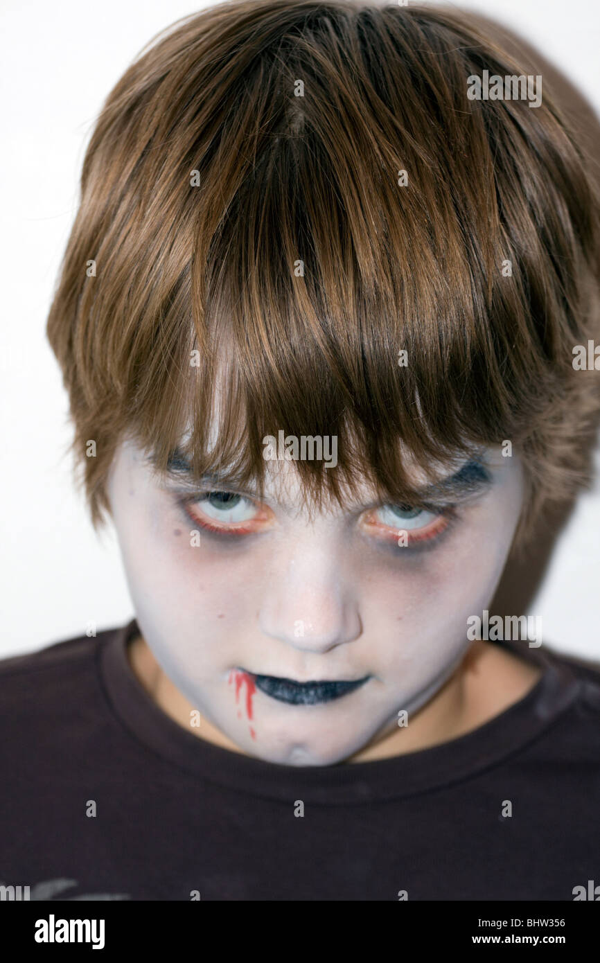 Ragazzo adolescente con scary facepaint. Foto Stock