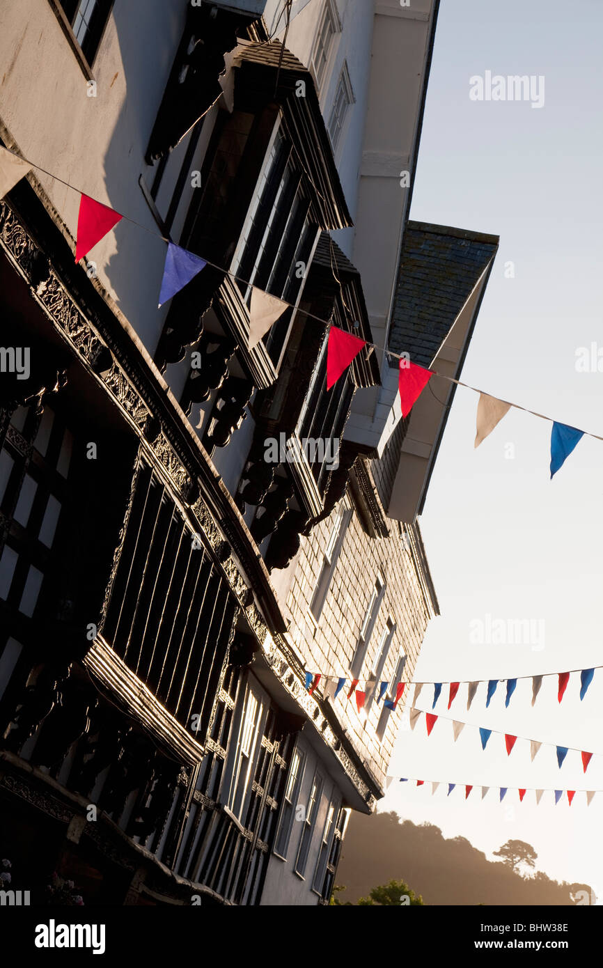 Duke Street mostra edifici storici del 'The Butterwalk' con Bunting, Dartmouth, Devon, Inghilterra, Regno Unito Foto Stock