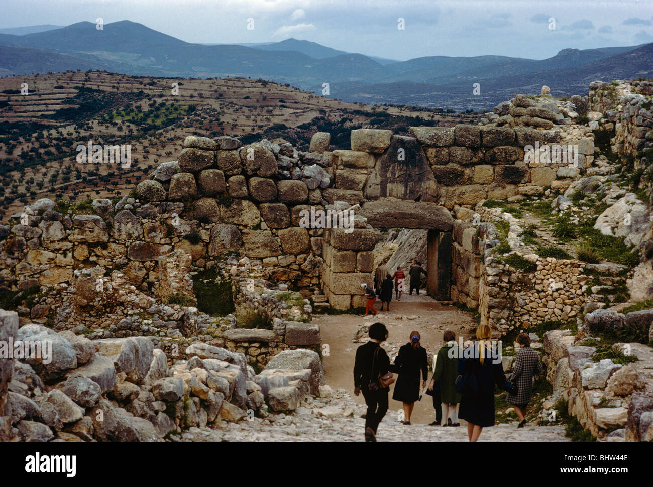 Guardando indietro verso la Porta del Leone sulla strada per la cittadella di Micene, Grecia 680216 113 Foto Stock