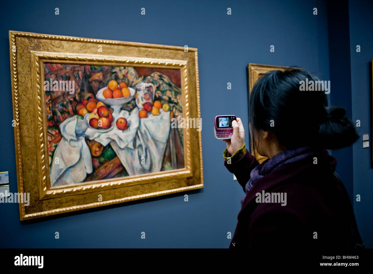 Parigi, Francia - donna turista che scatta foto della pittura post-impressionista francese, Cezanne, all'interno del Museo d'Orsay, Museo d'orsay, belle arti, nature morte francese, cibo di pittura, ragazza musée orsay Foto Stock