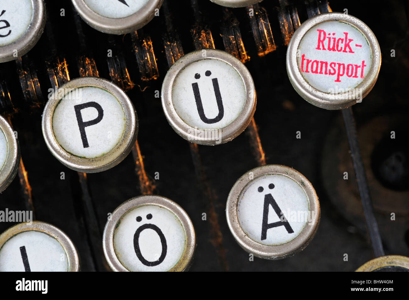 Close-up dettaglio dei tasti di un vecchio tedesco, pre-guerra di nastri  inchiostratori per macchine da scrivere. La Rück-chiave di trasporto è il  tasto backspace (in inglese Foto stock - Alamy