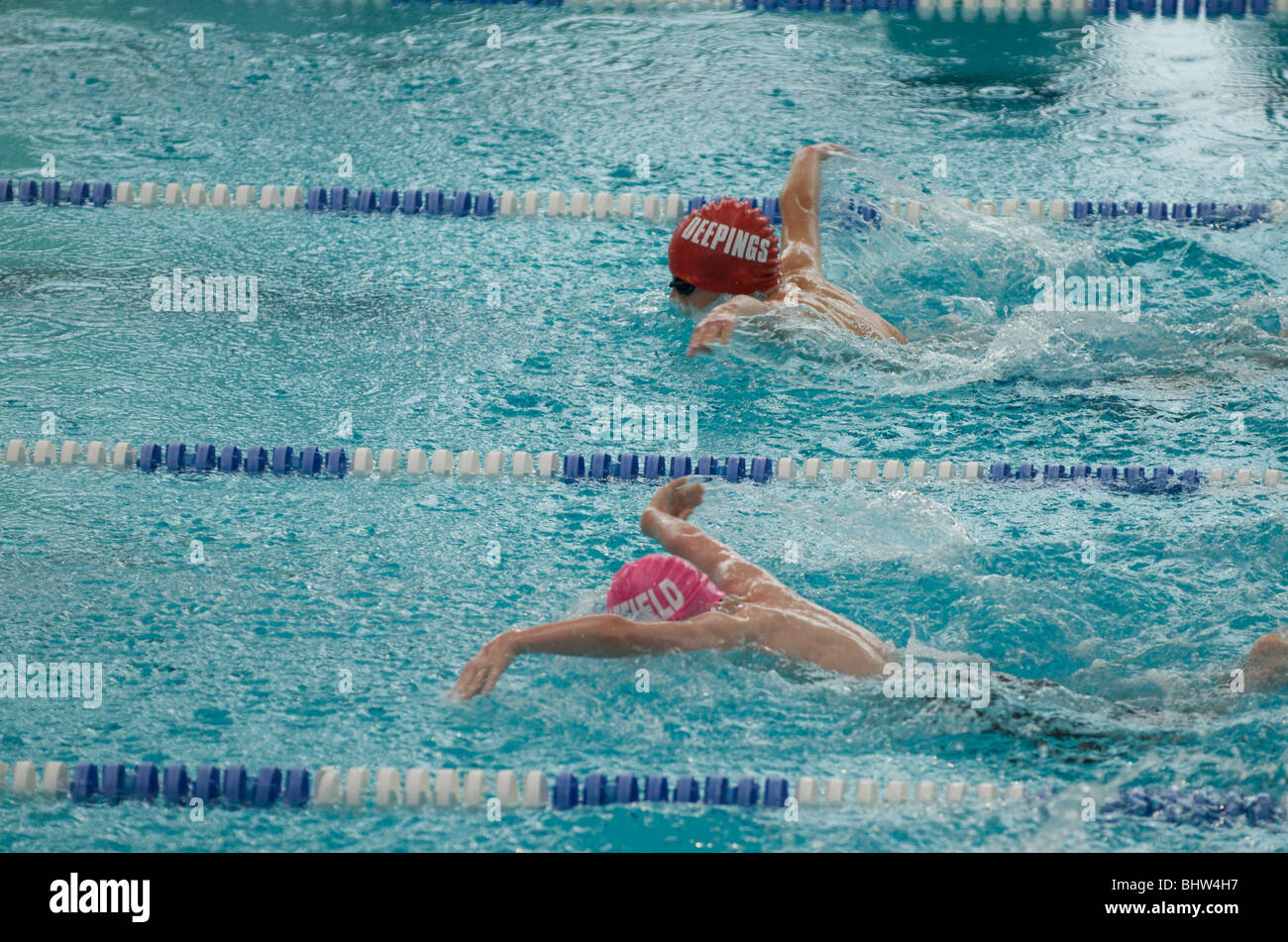 Due nuotatori in concorrenza gli uni contro gli altri in una farfalla gara di nuoto Foto Stock