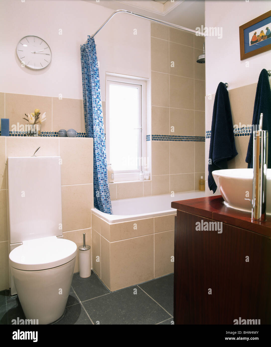 Blue tenda doccia su vasca da bagno nella moderna economia-style bagno con  mattonelle beige Foto stock - Alamy