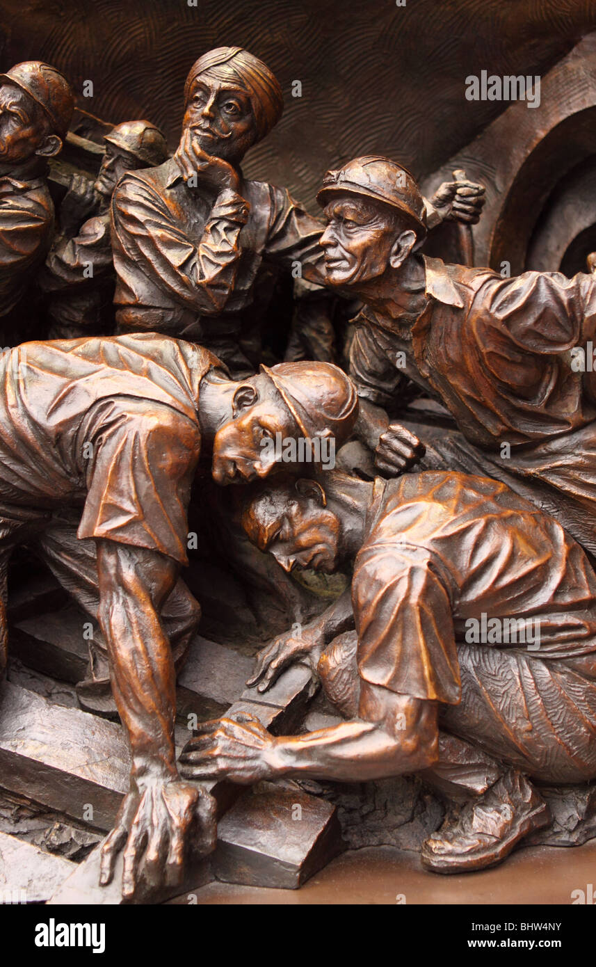 Scultura di sfiato dall'artista Paolo giorno operai che mostra la costruzione di una linea ferroviaria a St Pancras stazione ferroviaria London Foto Stock