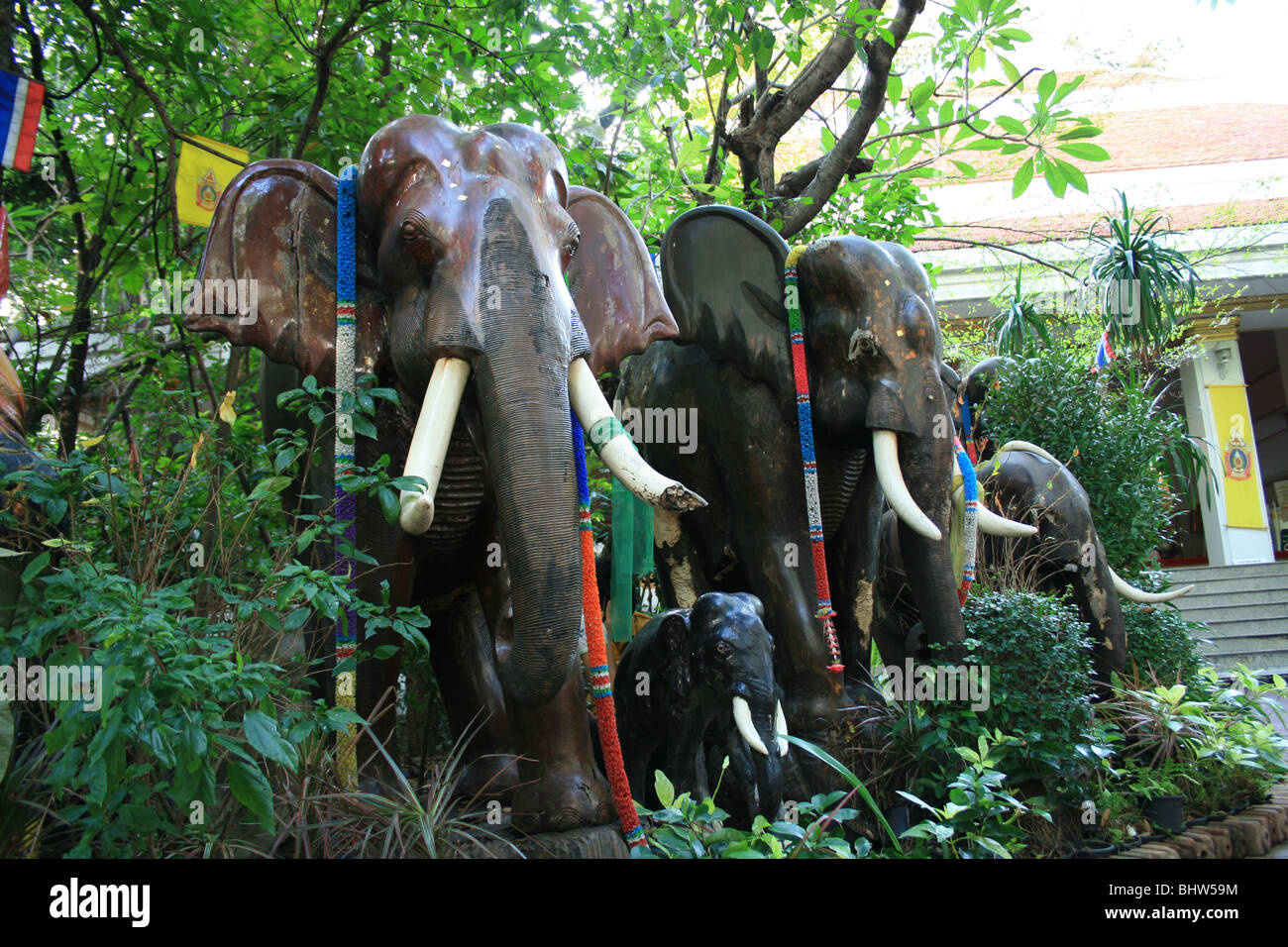 Elefante in legno statue in un tempio a Bangkok, in Thailandia. Foto Stock