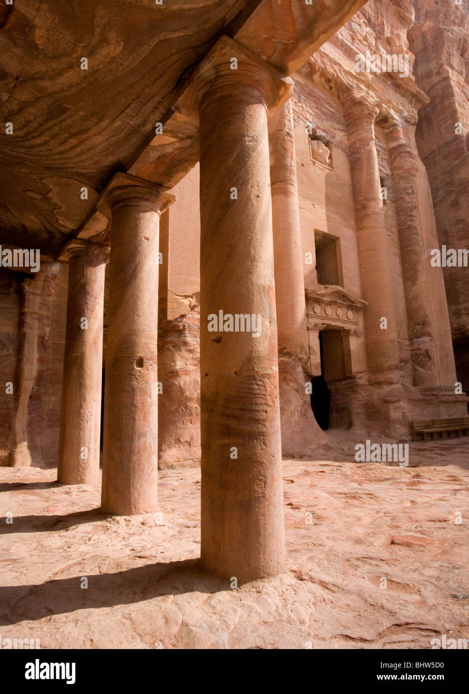 Urna tomba presso l'antica rosa rossa città di Petra Wadi Musa, Giordania. Foto Stock