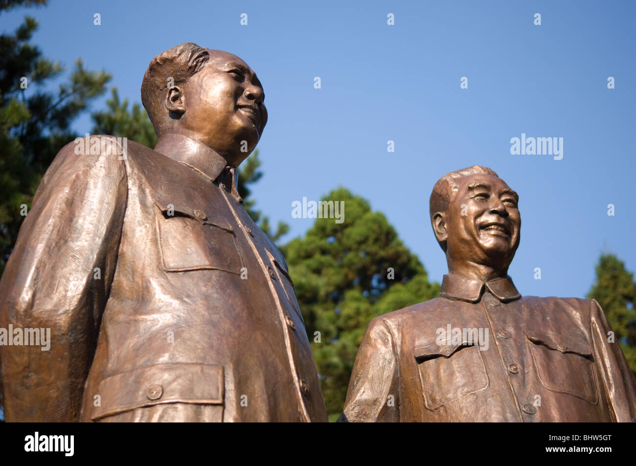 Statua di bronzo di Mao Zedong e Zhou Enlai vicino al museo di Lushan. Lu Shan , Jiangxi, Cina. Foto Stock