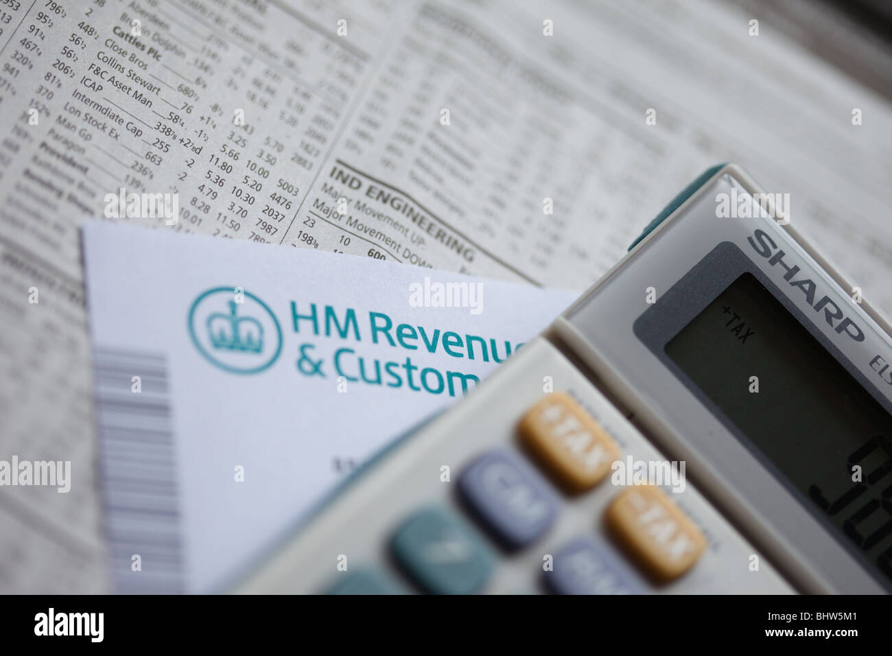 Macro close up di una forma fiscale e calcolatrice e delle scorte e la condivisione di report quotidiano Foto Stock