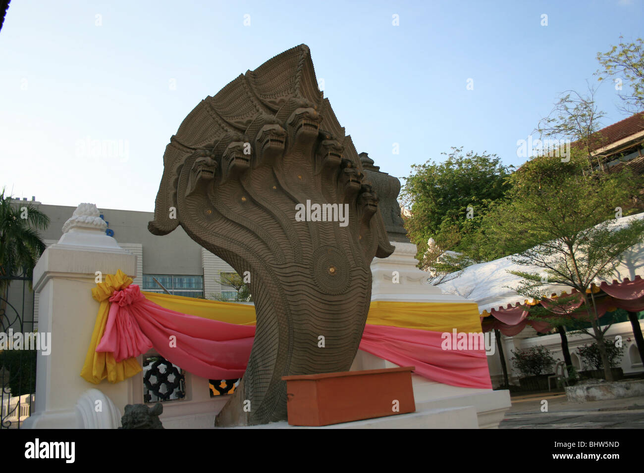 Statua di serpente all'ingresso di un tempio buddista a Bangkok, in Thailandia. Foto Stock