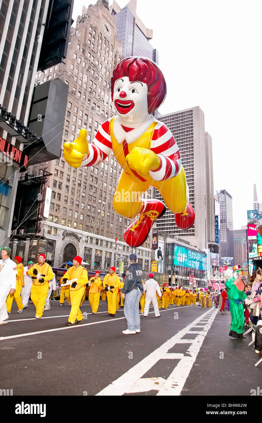 Macy's Thanksgiving Day parade con Ronald McDonald palloncino Foto Stock