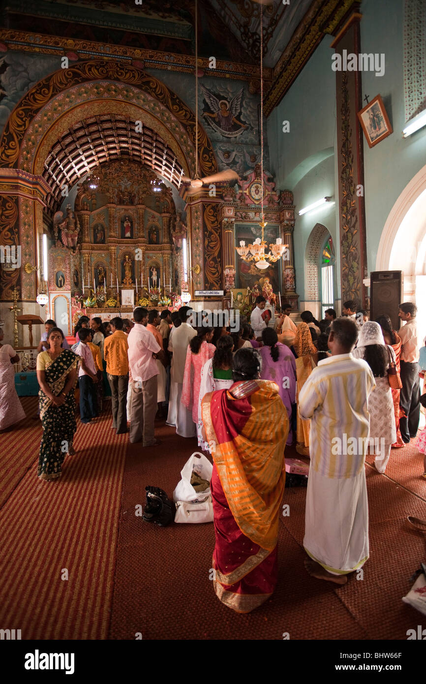 India Kerala, Champakulam village, cristiana siriana interiore della Chiesa, del battesimo servizio in corso Foto Stock