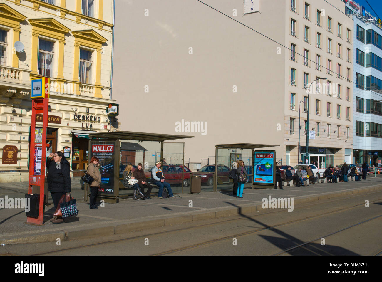 Persone in attesa per tram Florenc Praga Repubblica Ceca Europa Foto Stock