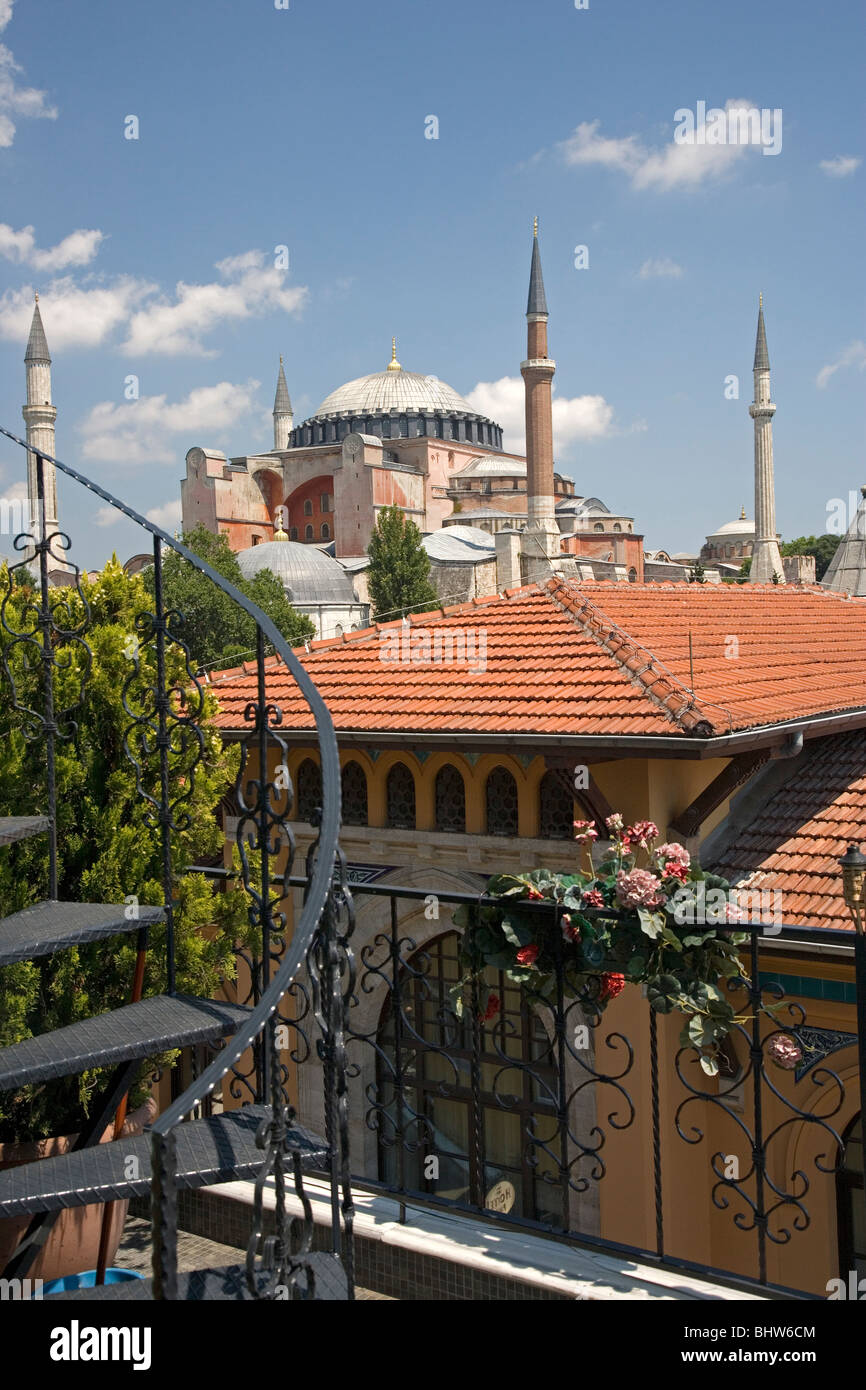 La Haghia Hagia Sofia (moschea rosa) vista sopra i tetti Foto Stock