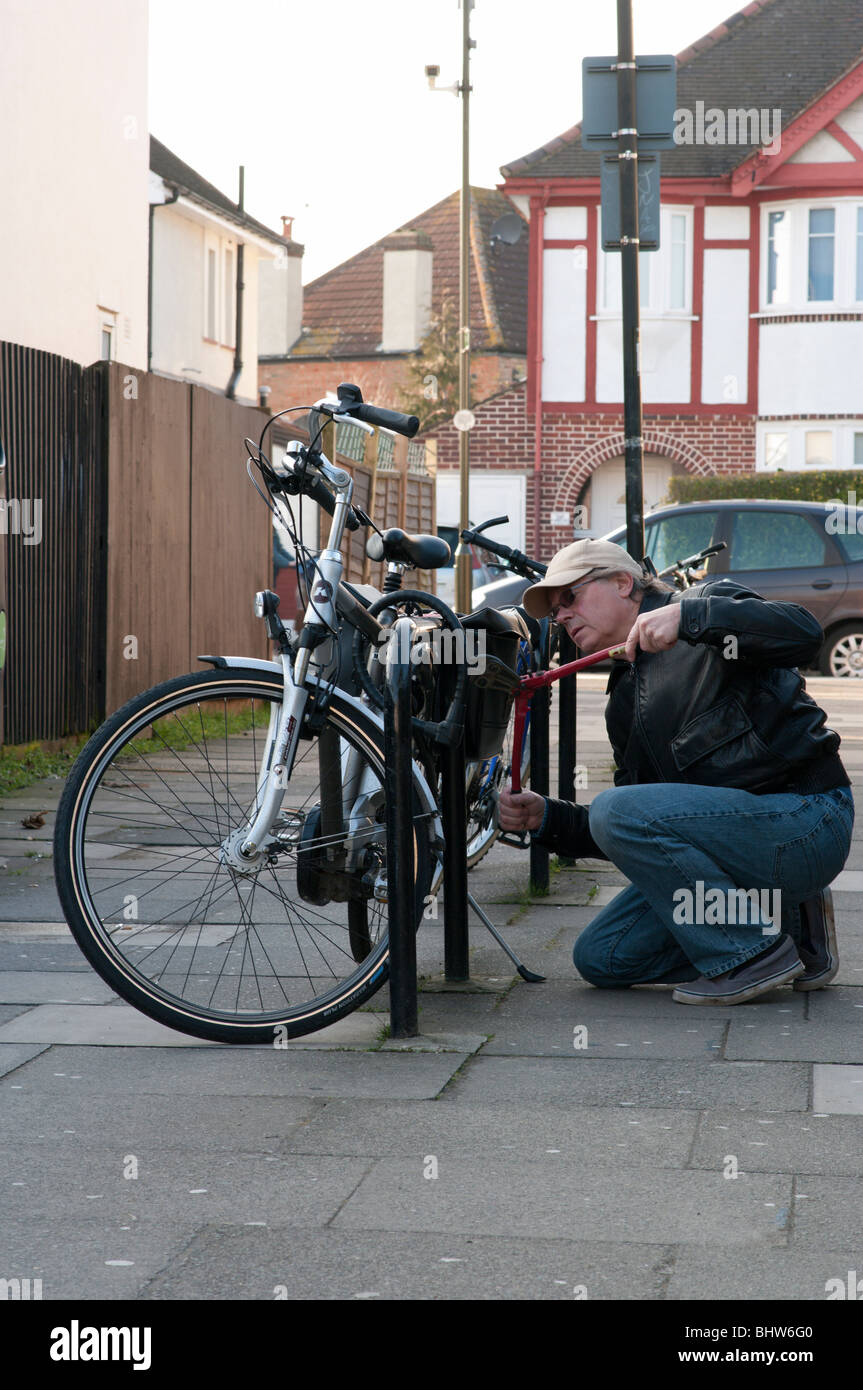 Ladri di biciclette prende tagliacavi per rubare incatenato bike Foto Stock
