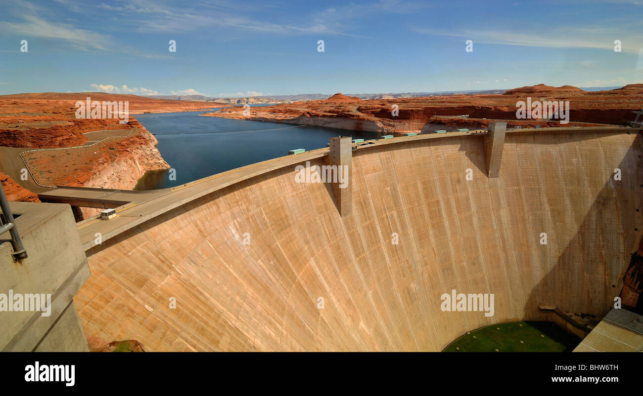 Il Glen Canyon Dam, vicino alla città di pagina, in Arizona, Stati Uniti d'America. Vista dell'edificio esterno Foto Stock