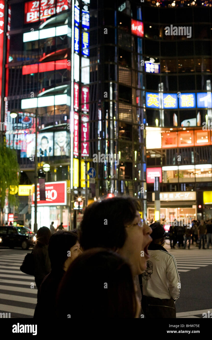 Notturne nella elegante zona di Ginza di Tokyo . Il quartiere è la posizione di molti designer di negozi di moda Foto Stock