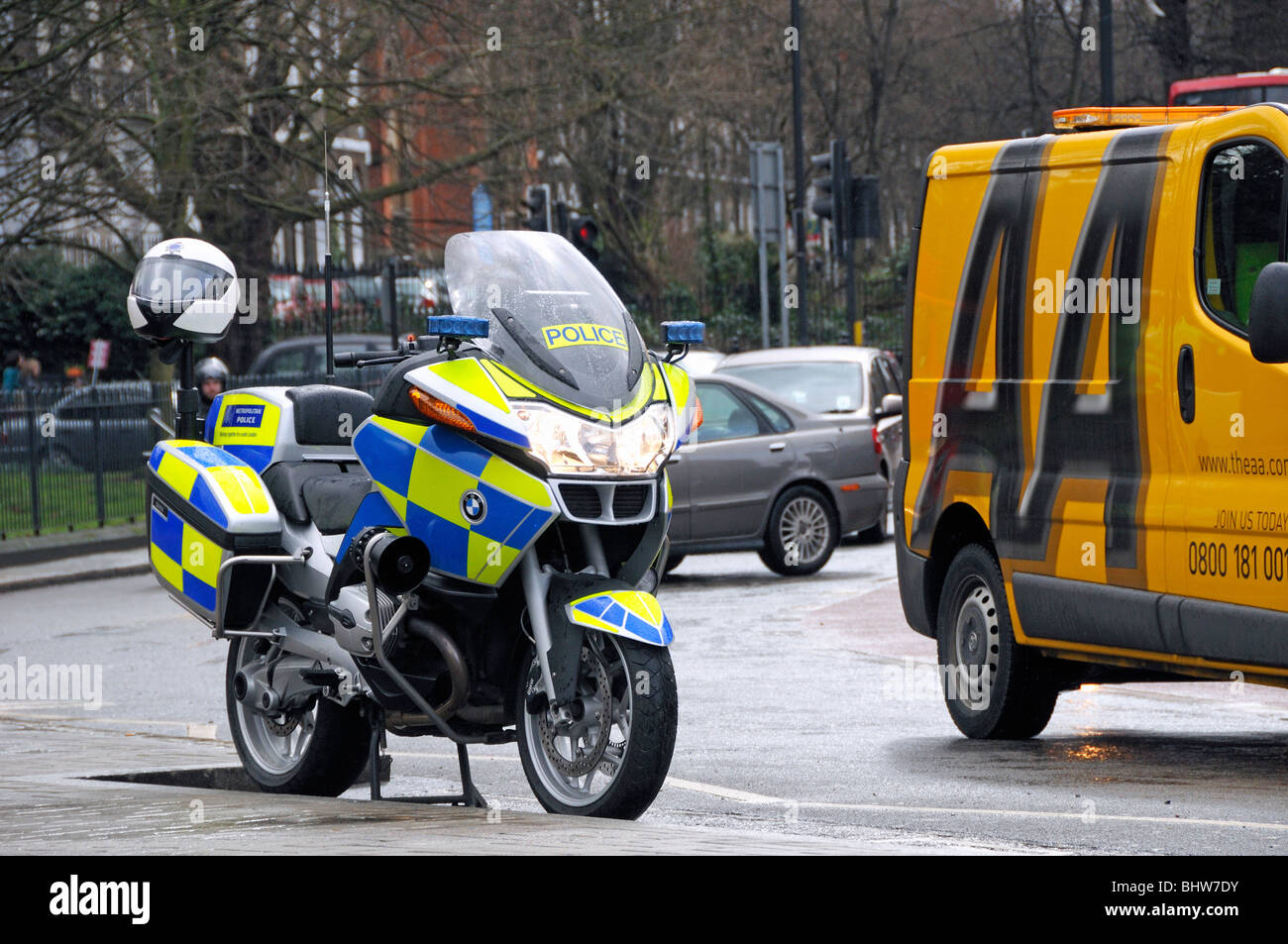Polizia moto con passaggio di AA van Highbury Corner Londra Inghilterra REGNO UNITO Foto Stock