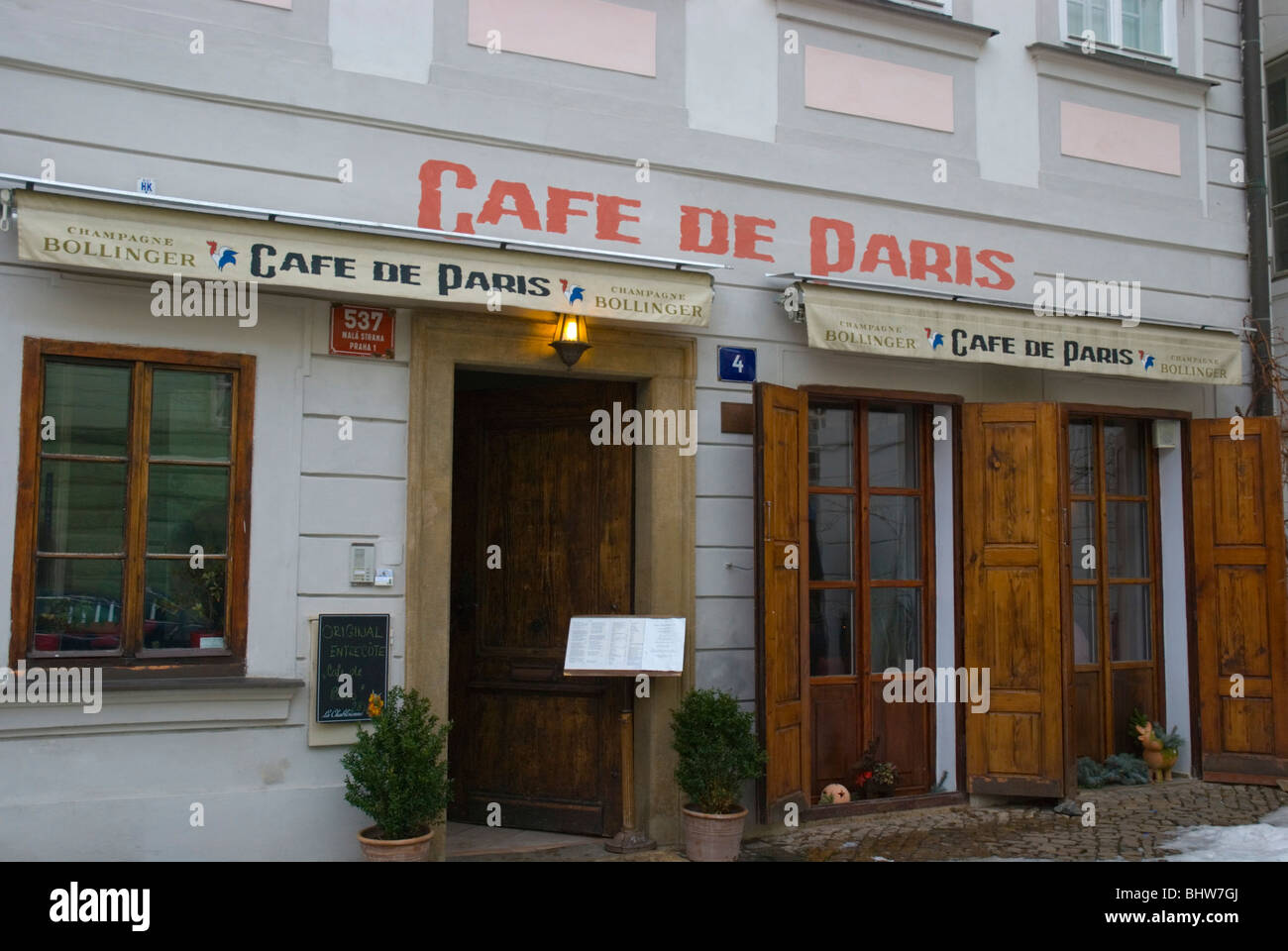 Il Cafe de Paris esterno Mala Strana di Praga Repubblica Ceca Europa Foto Stock