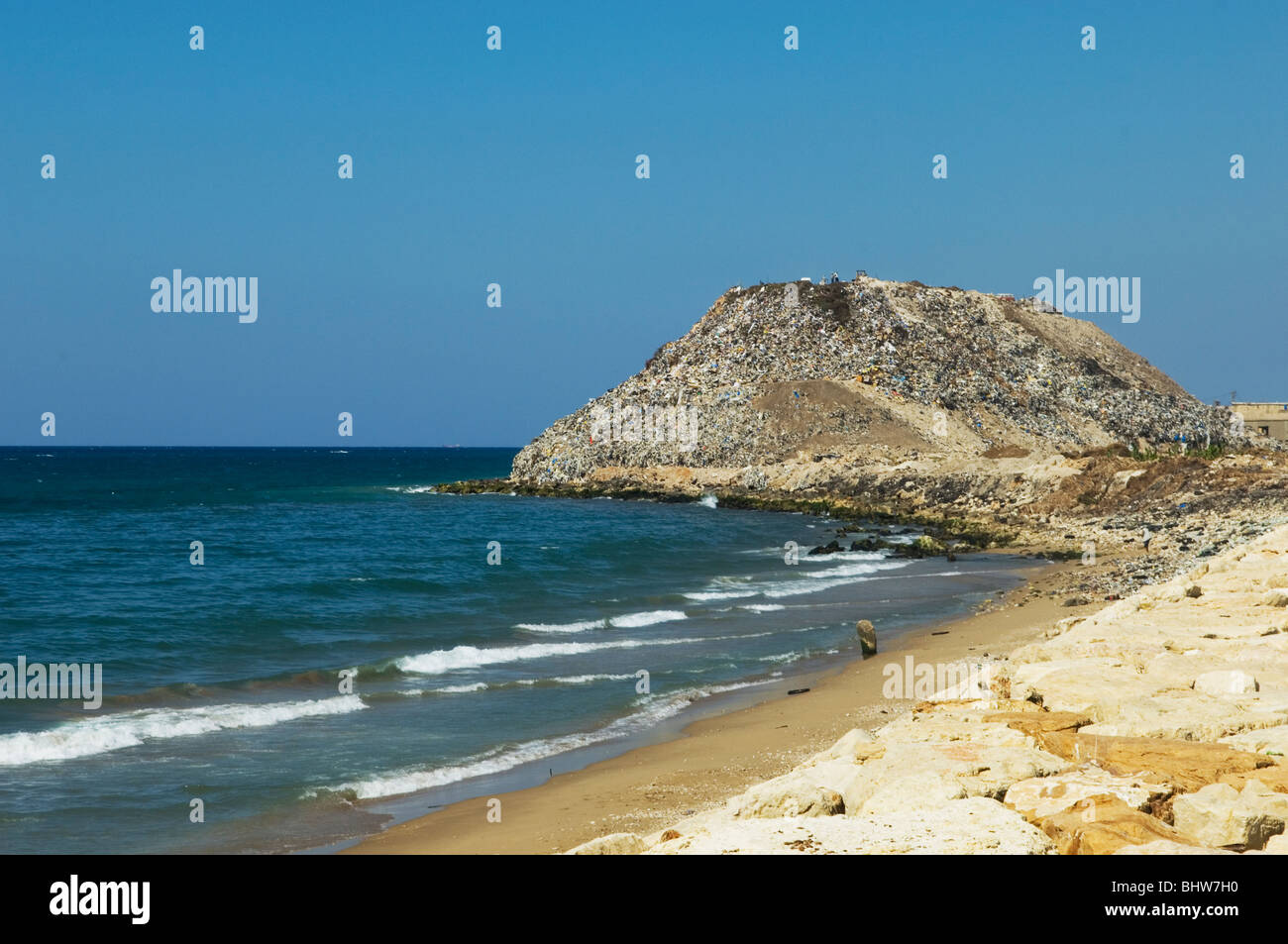 La montagna di rifiuti oggetto di dumping sulla riva del mare dal Mediterraneo Saida Libano Foto Stock