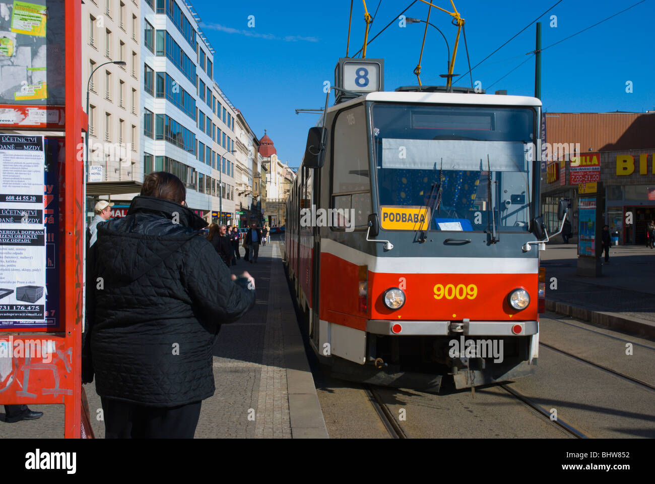 La fermata del tram lungo Sokolovska street Florenc Praga Repubblica Ceca Europa Foto Stock