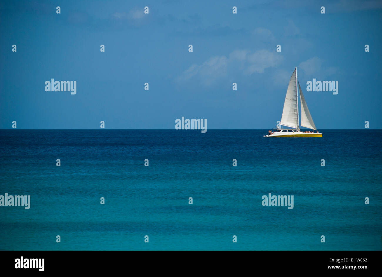 Yacht crociera in barca a vela vela mare barbados sky cloud turismo vacanze orizzonte perfetto aqua baia di acqua chiara occidentale dei Caraibi Foto Stock