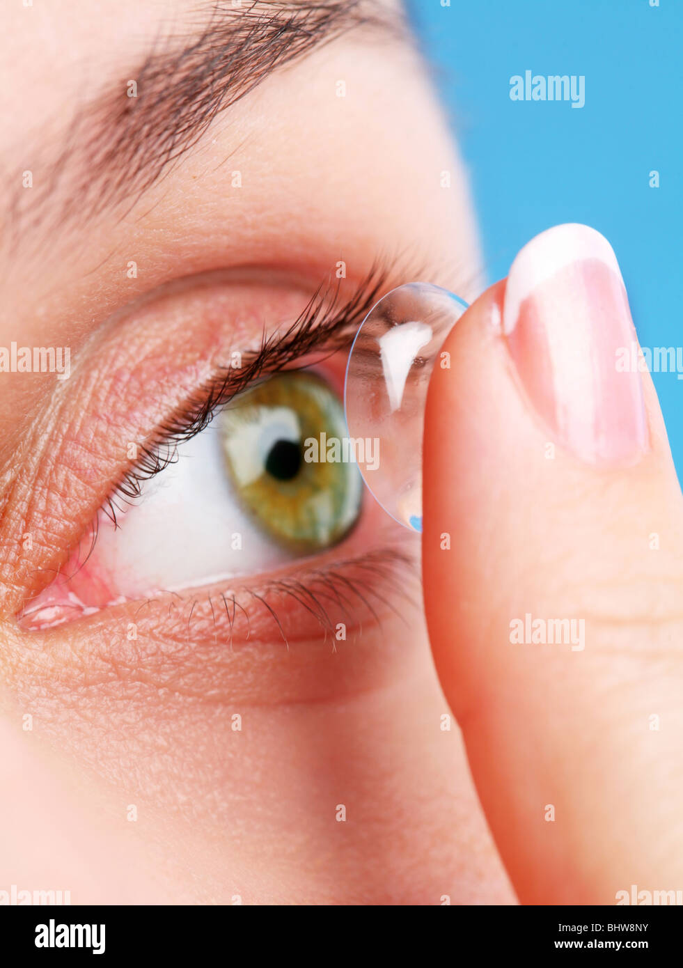 Occhio umano con lenti correttive su un blu Foto Stock