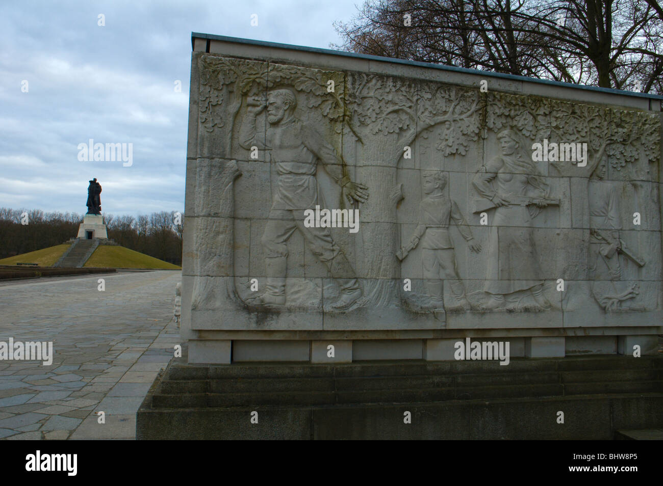 Memoriale Sovietico alla Seconda Guerra Mondiale Treptower Park East Berlin Germania Europa Foto Stock