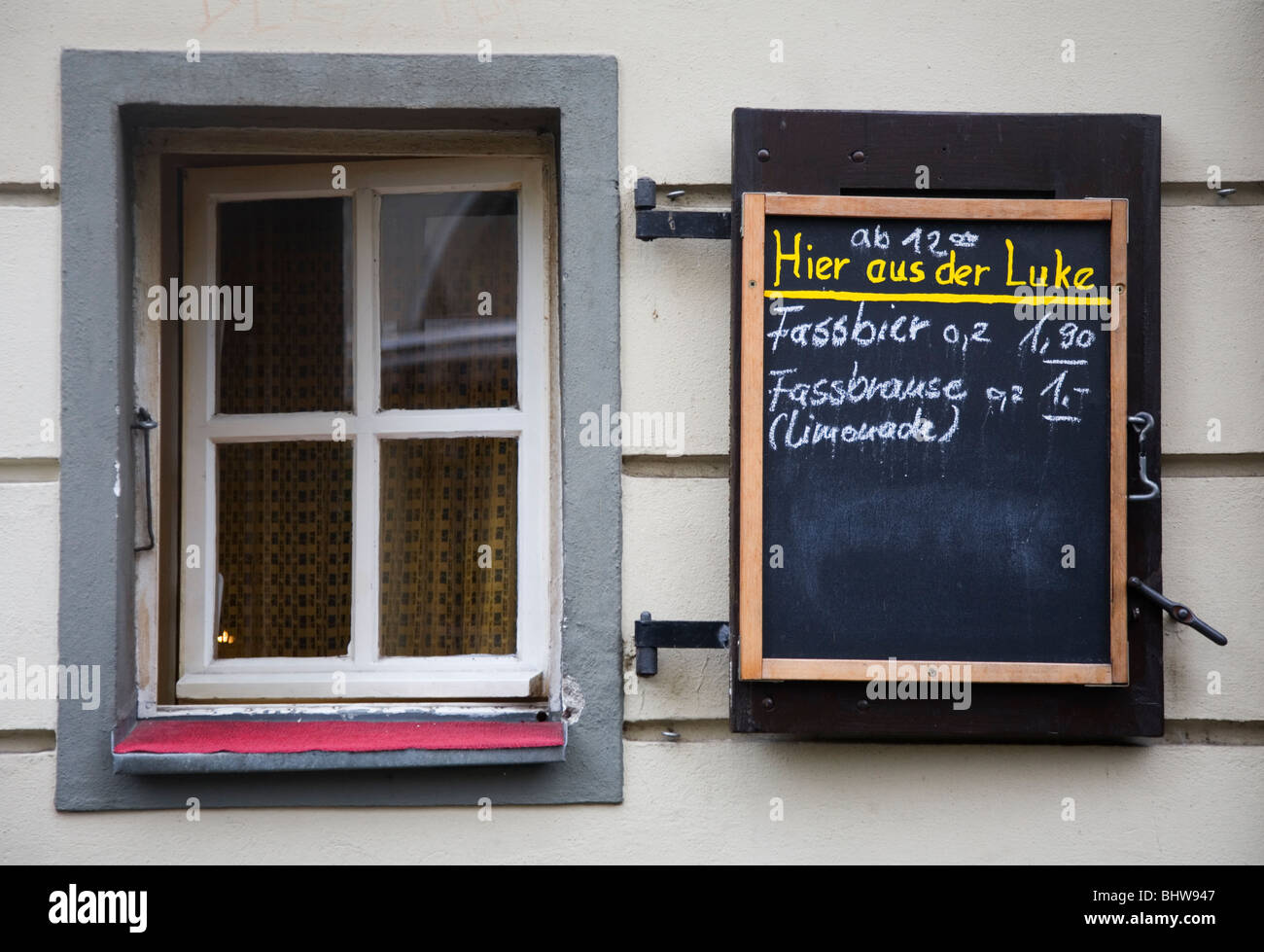 Nikolaikirche trimestre bar segno e segno beerhall. Berlino, Germania Foto Stock