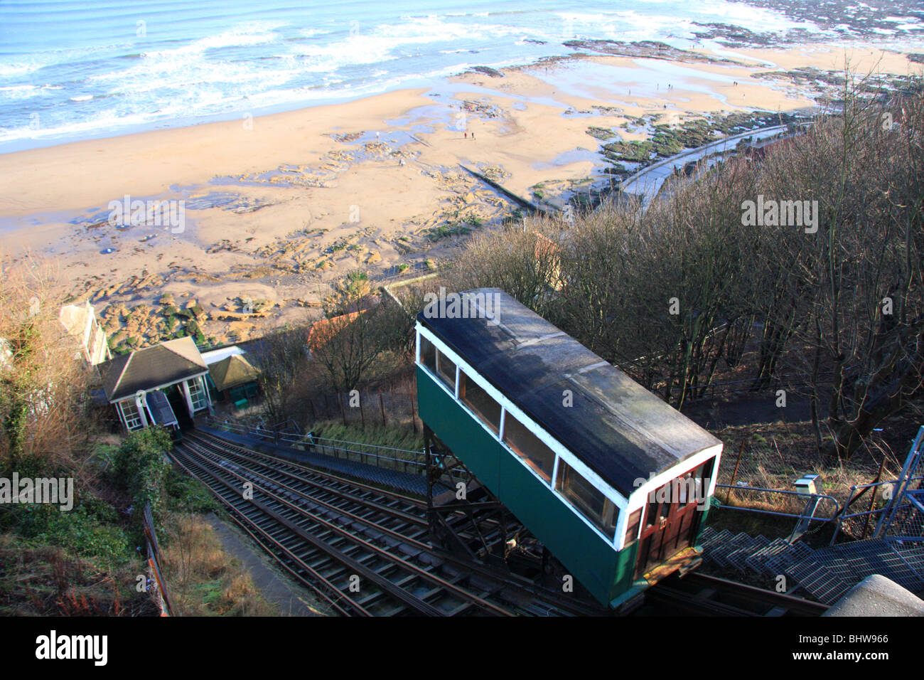 Un tram scende a sud Cliff funicolare al di sopra di South Bay beach, Scarborough,, North Yorkshire, Regno Unito Foto Stock
