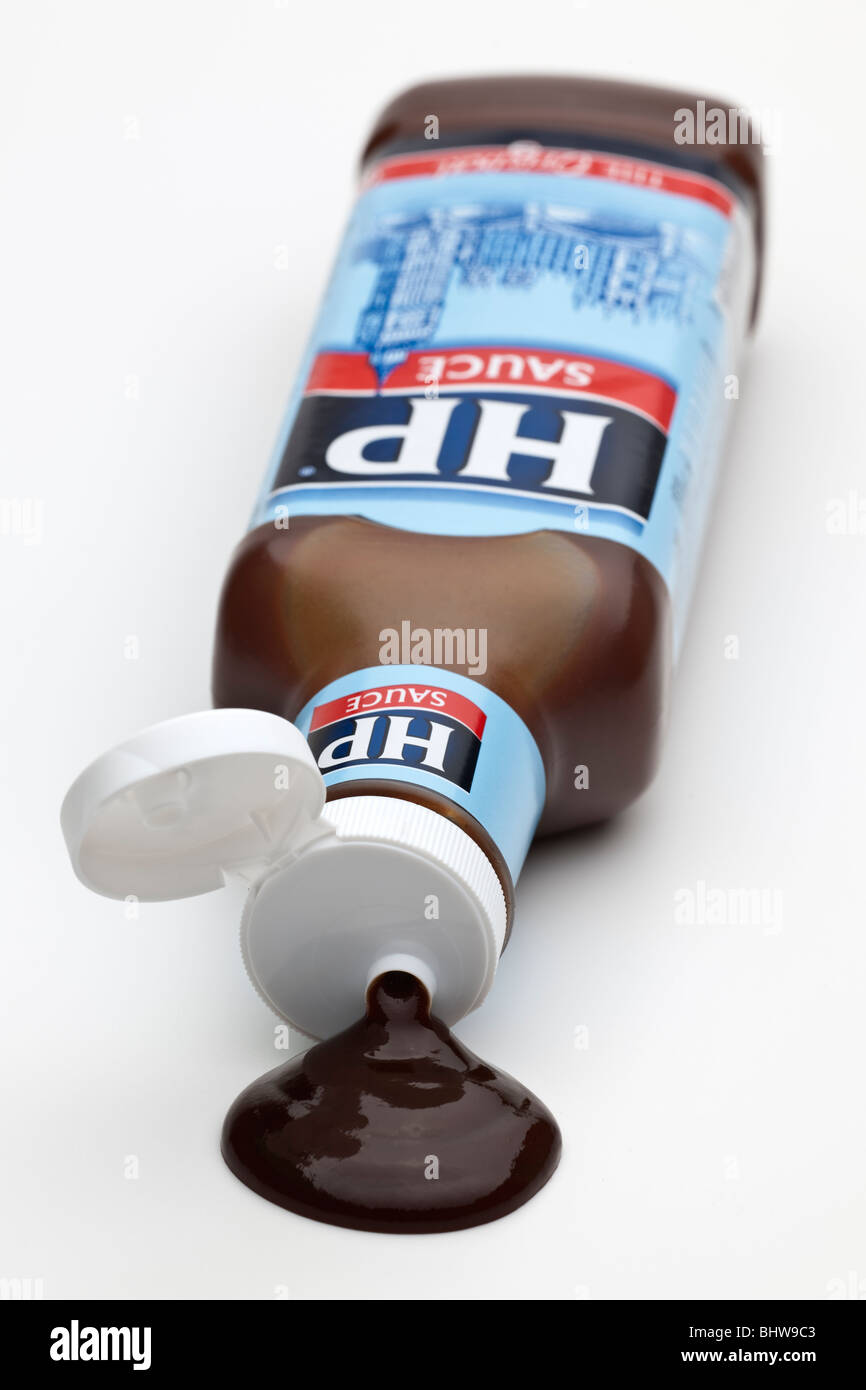 Bottiglia di plastica di HP salsa marrone spargimento su una superficie bianca Foto Stock