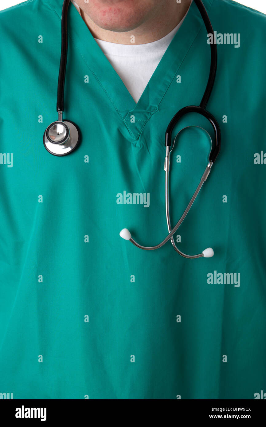 Uomo che indossa il verde medical scrubs e stetoscopio Foto Stock