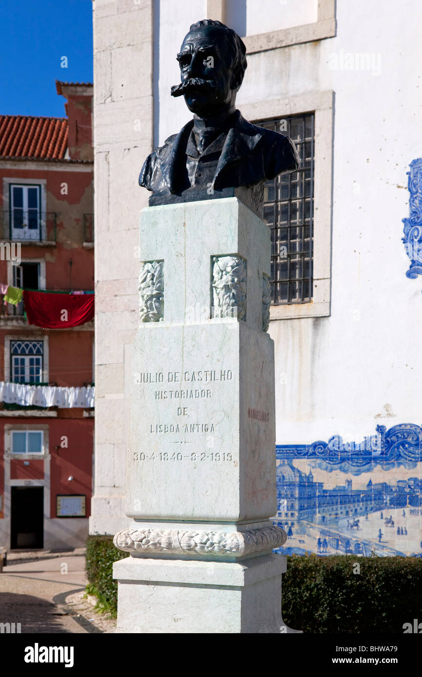 Busto di Julio de Castilho (Lisbona storico) in Miradouro de Santa Luzia (belvedere / terrazza) in Alfama. Lisbona, Portogallo. Foto Stock
