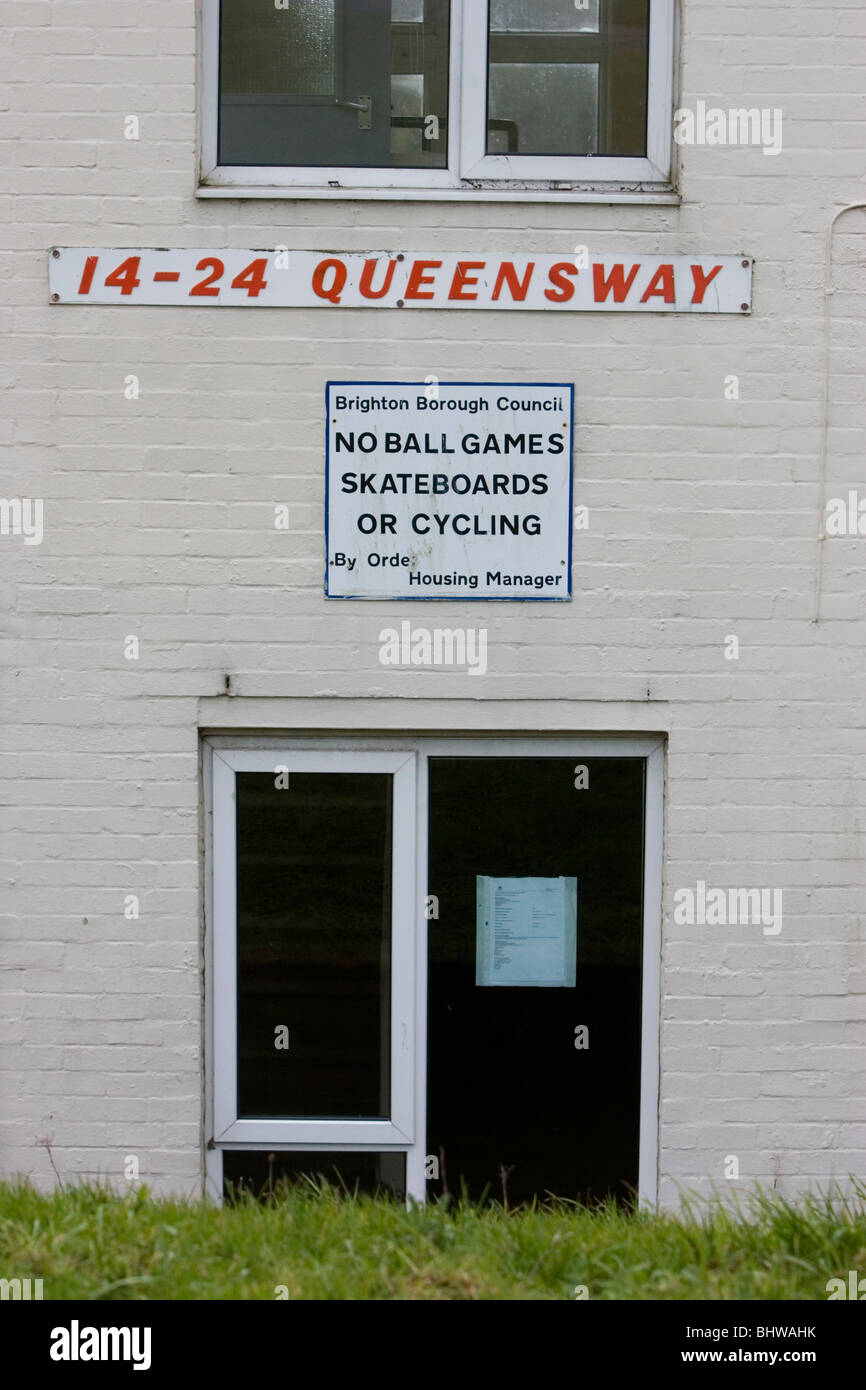 Nessuna palla giochi consiglio segno su un blocco di appartamenti in Queensway, Brighton East Sussex, Regno Unito. Foto Stock