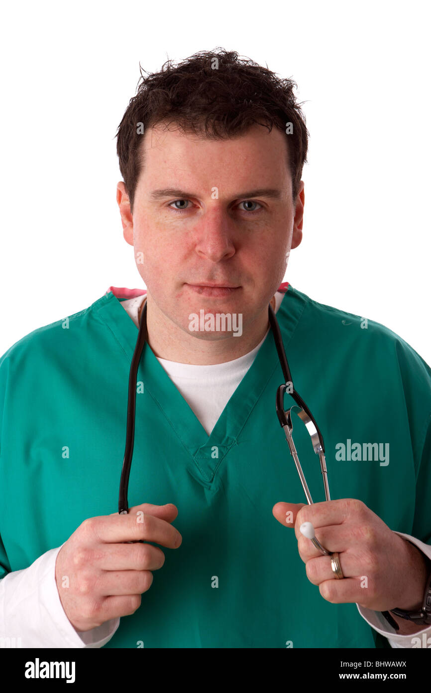 Uomo che indossa medical scrubs tenendo uno stetoscopio cercando interessato alla telecamera il contatto visivo Foto Stock