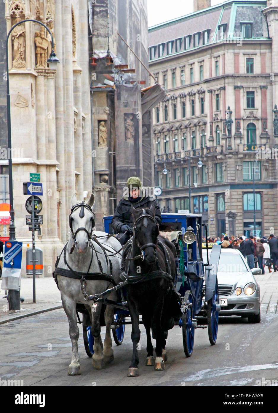 Cavallo e Carrozza in un tradizionale via medievale a Vienna Austria Europa Foto Stock