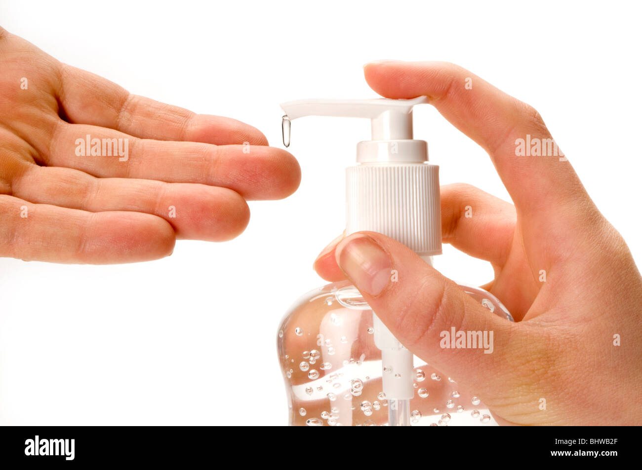 Mani con gel igienizzante Foto Stock