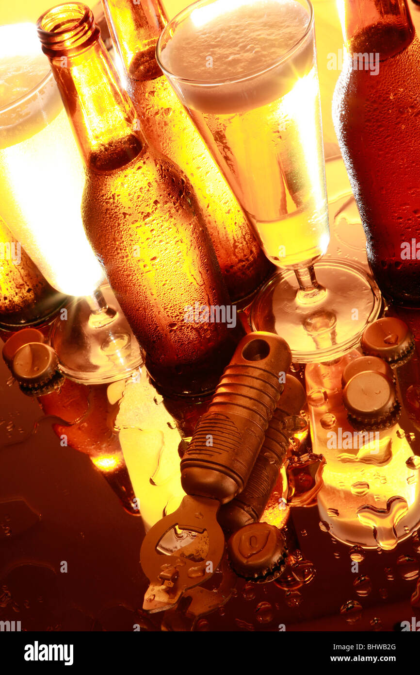 Retro-illuminato golden le bottiglie di birra, occhiali, apriporta e tappi con un vecchio film guardare Foto Stock