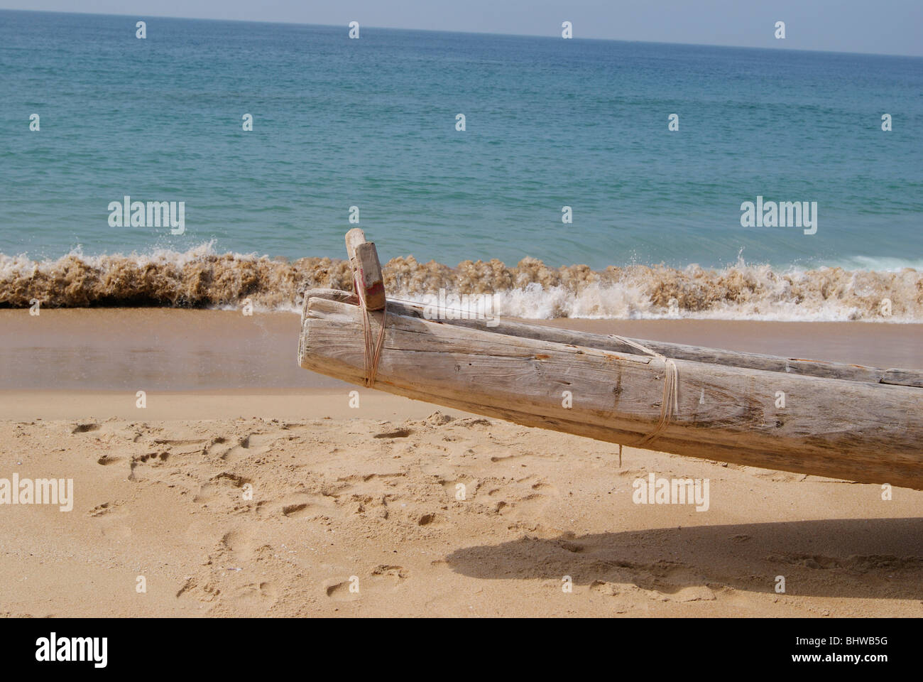 Piccolo e semplice pescatore di legno barca appoggio in Kerala costiere Zona di pesca Foto Stock