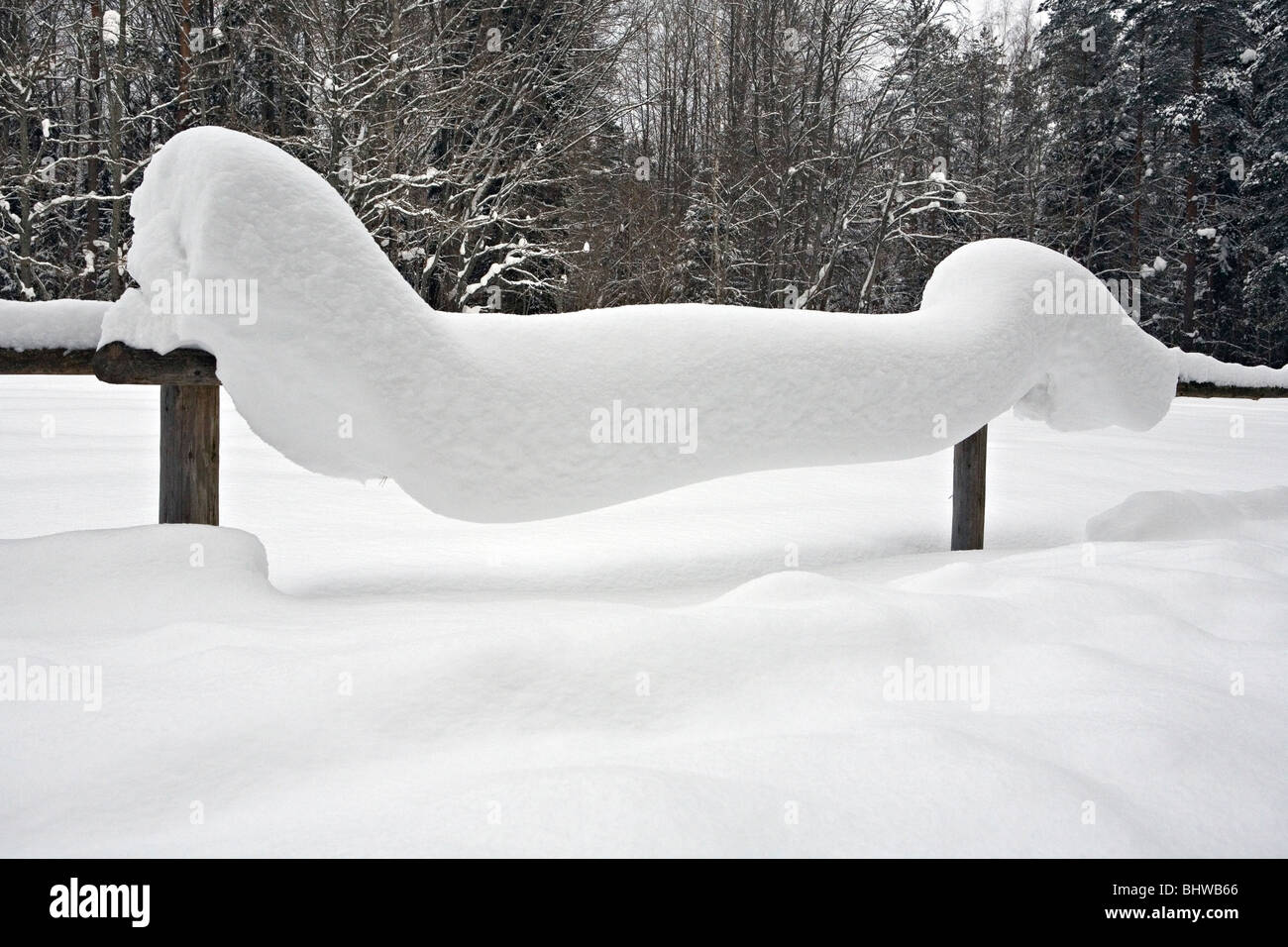 Cumuli di neve sulla recinzione in legno in campagna Allazu in Vidzeme Lettonia Foto Stock
