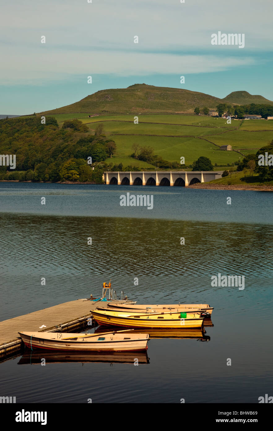Tre barche legata a un pontile sul serbatoio Ladybower nel Derbyshire Foto Stock