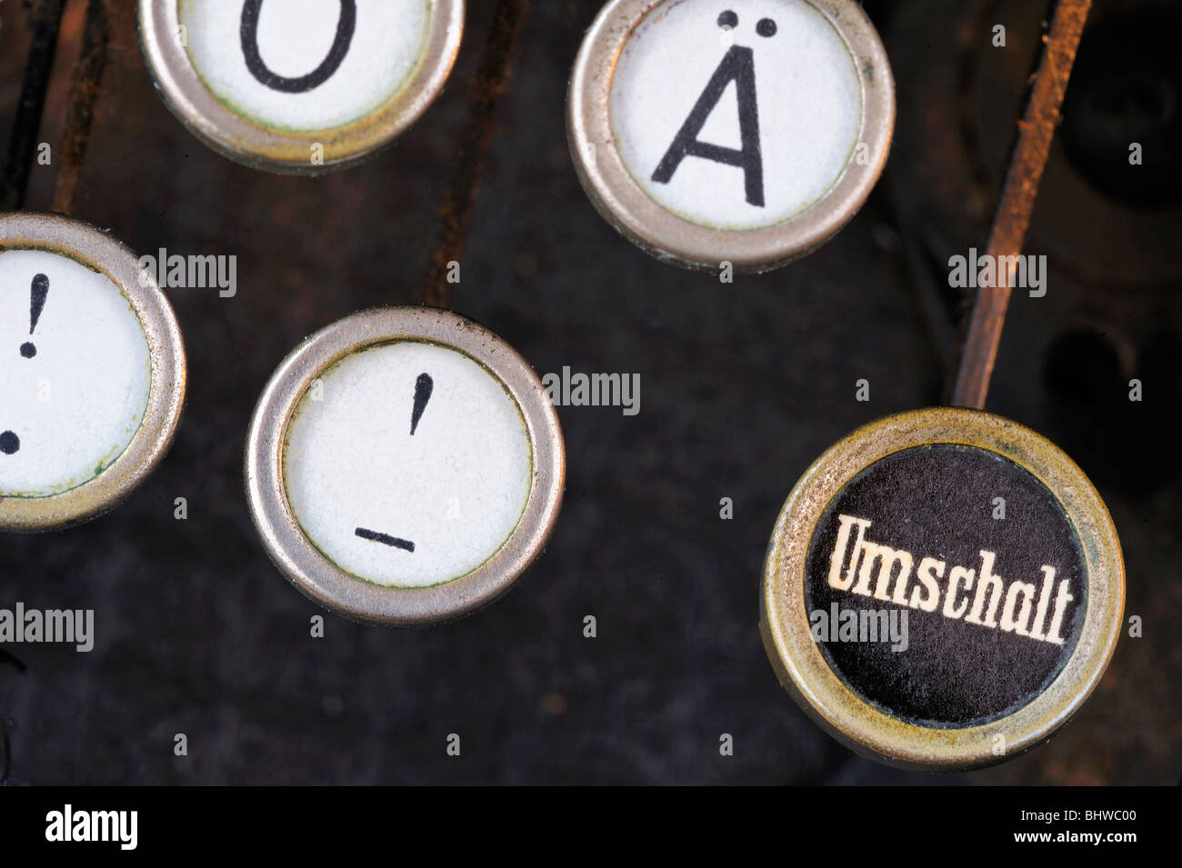 Close-up dettaglio dei tasti di un vecchio tedesco, pre-guerra di nastri inchiostratori per macchine da scrivere. Il Umschalt chiave è per caso superiore. Foto Stock