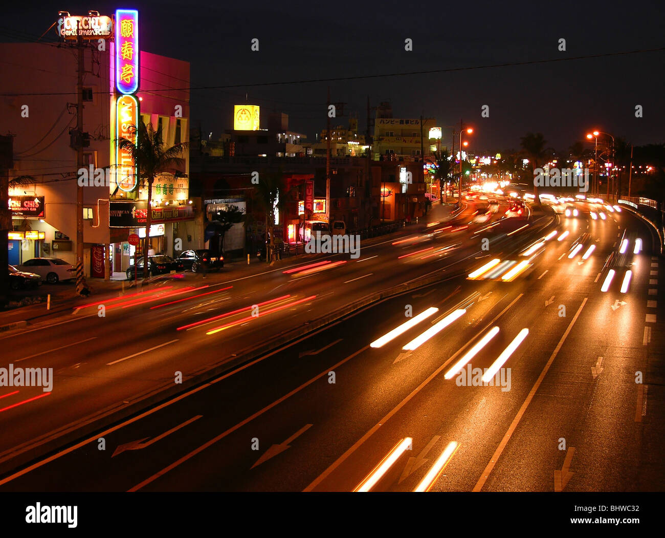 Notte street scene in Okinawa Foto Stock