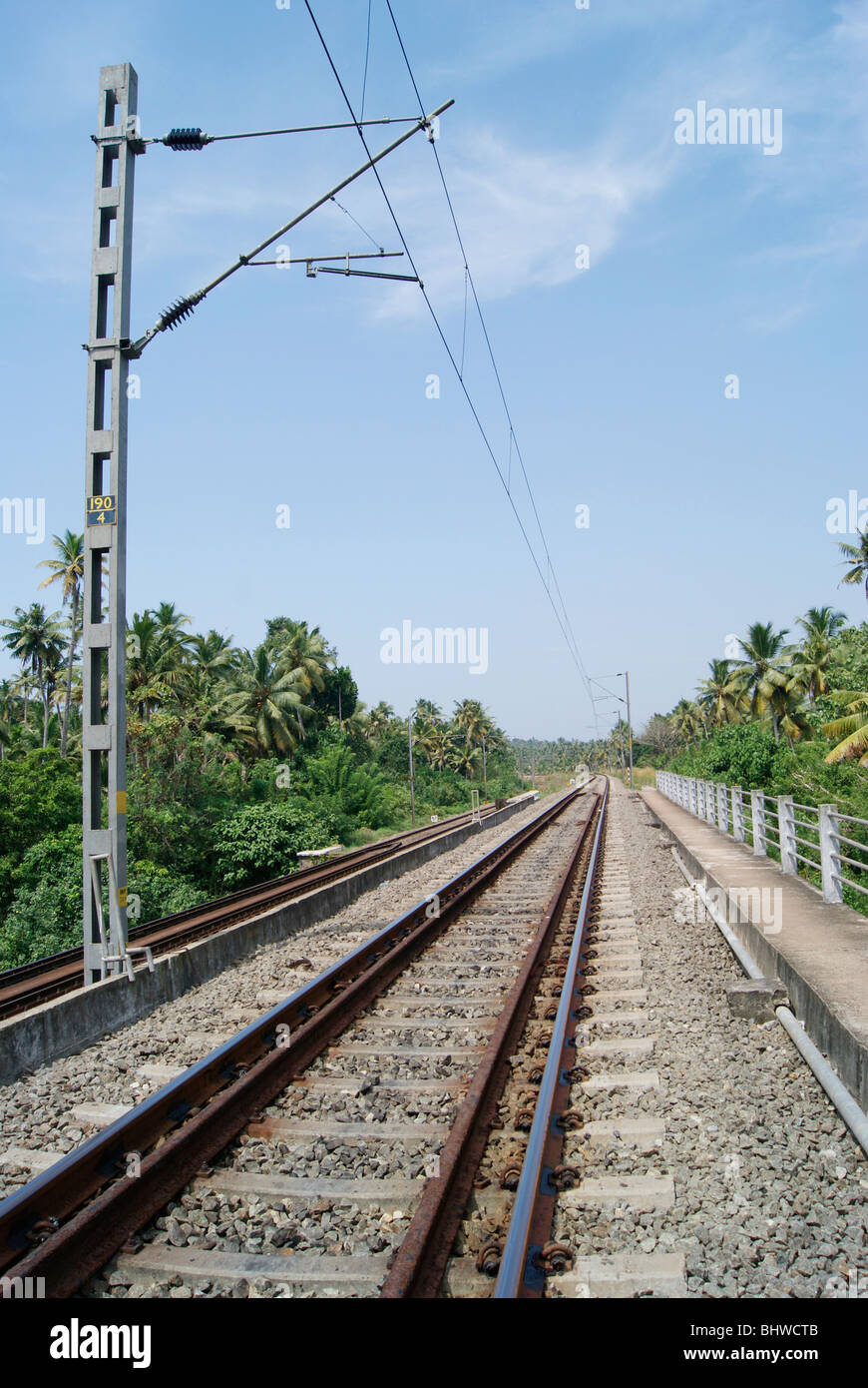 Continuando Indiano lungo il binario ferroviario.tipica vista da un ponte ferroviario in Kerala, India Foto Stock